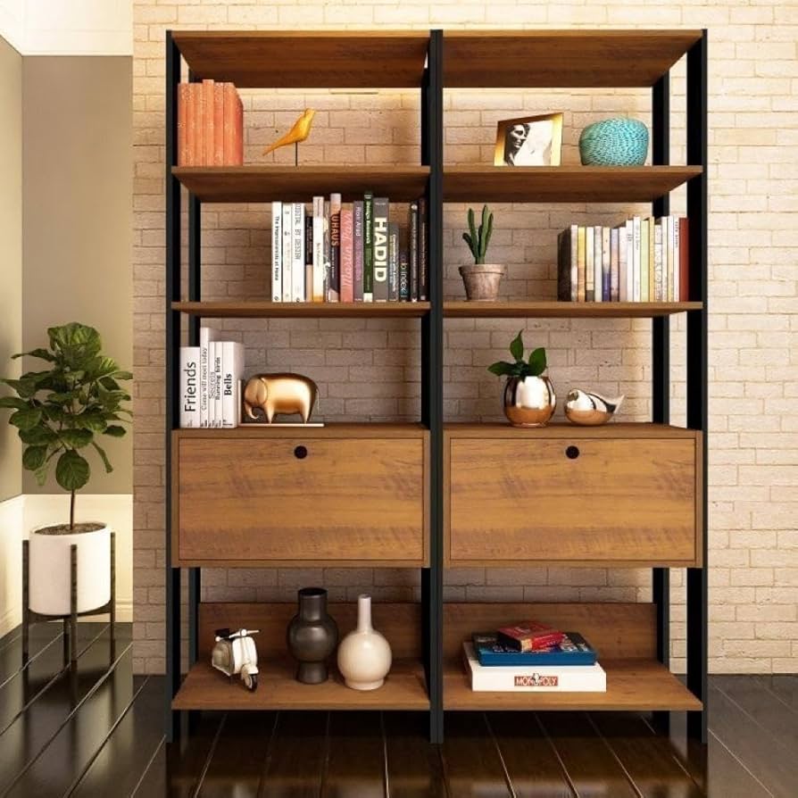 Estante moderna com livros e objetos decorativos.
