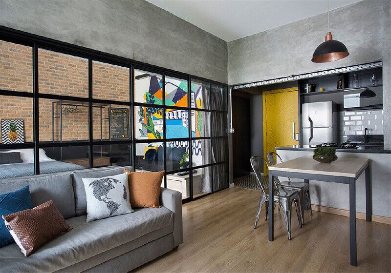 Loft com uma parede de cimento queimado