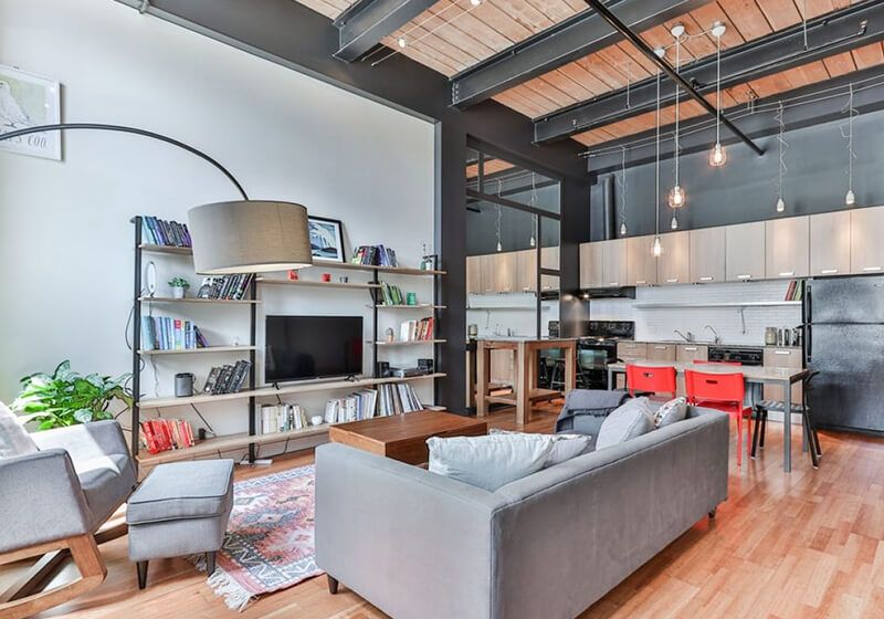 Loft moderno mobiliado decorado com plantas