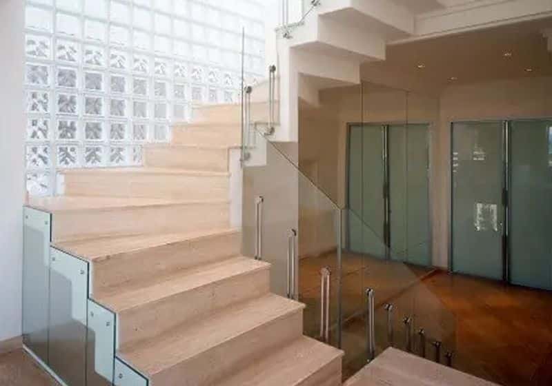 Tijolos de vidro na parede de uma escadaria