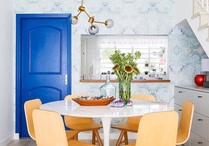 Porta interna azul na cozinha