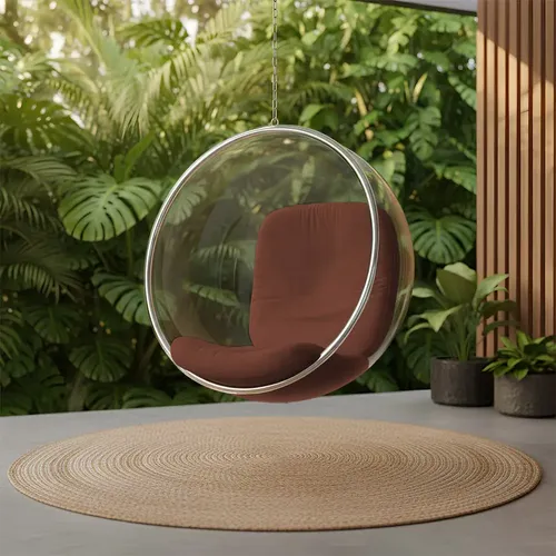 Cadeira suspensa moderna em ambiente natural
