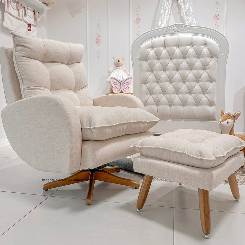 Poltrona estofada com puff em ambiente infantil