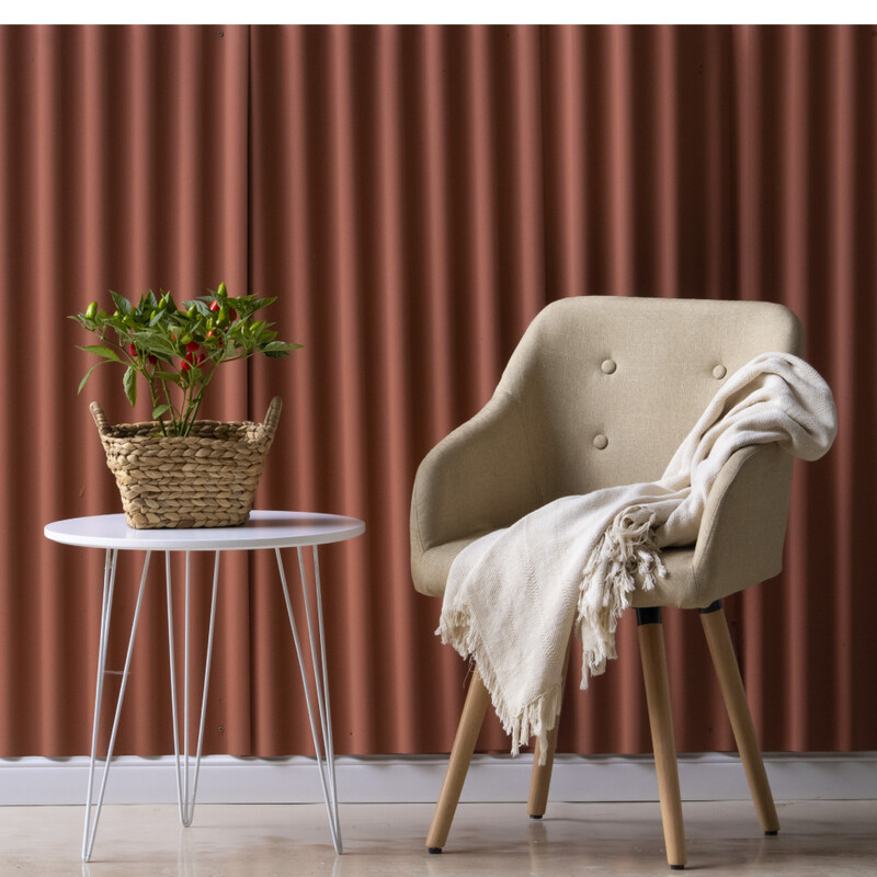 Poltrona e mesa com planta em vaso na sala