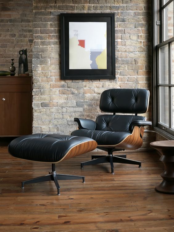 Poltrona moderna de couro com puff em ambiente minimalista