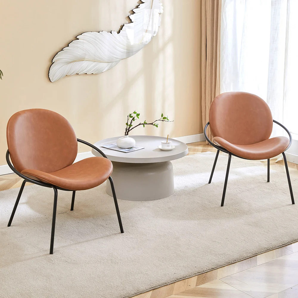 Poltronas modernas em sala com mesa de centro elegante.