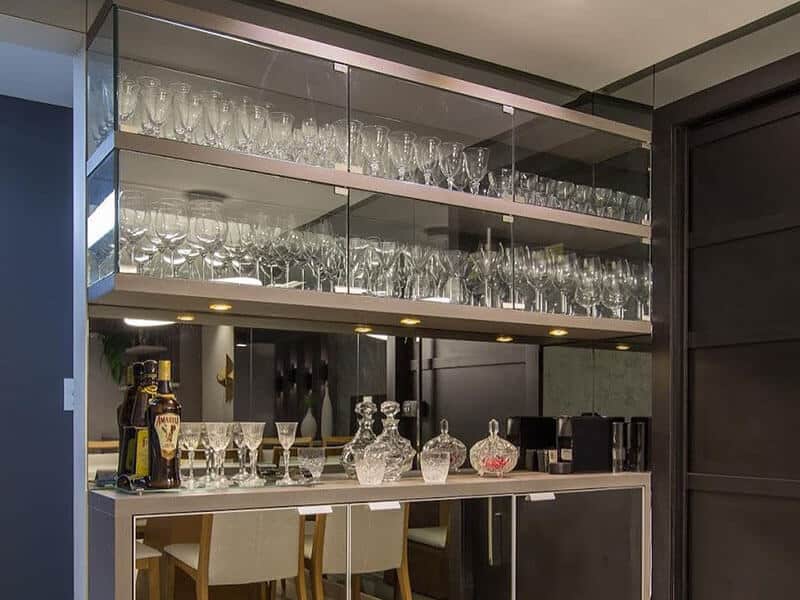 cristaleira de vidro moderna com bar embaixo