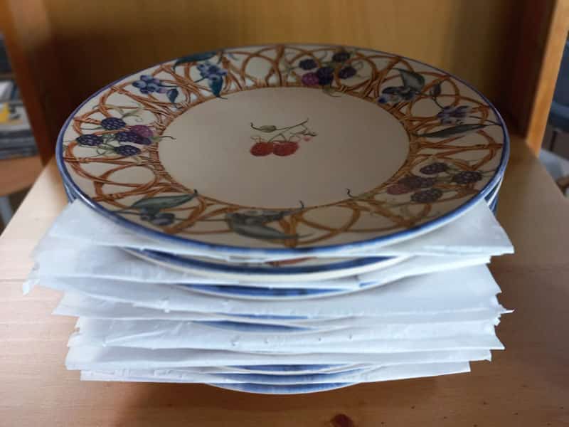 pratos separados com papéis