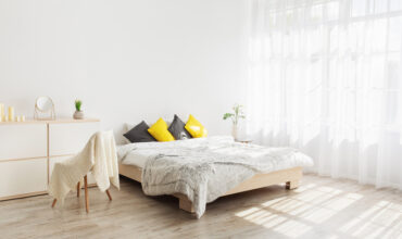 Cama de casal, cômoda e outros móveis para quarto