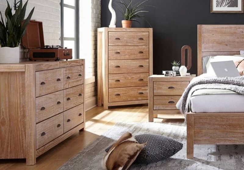 Quarto mobiliado gaveteiros, cômodas e outros móveis de madeira.