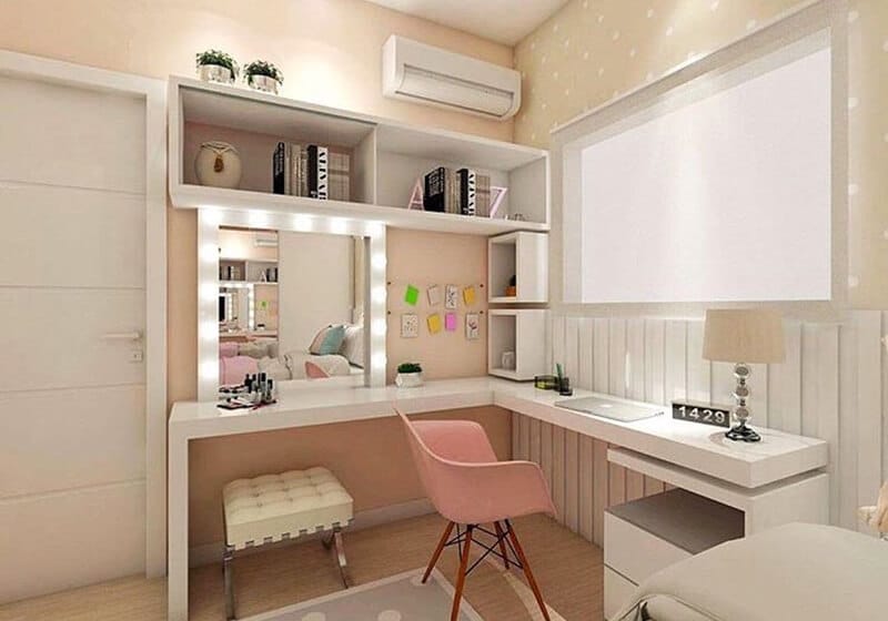 Penteadeira branca em quarto com tons de rosa.