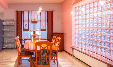 Tijolo de vidro na parede da sala