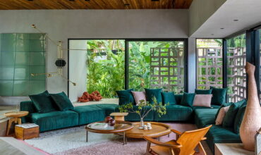 Sala mobiliada e decorada no estilo boho