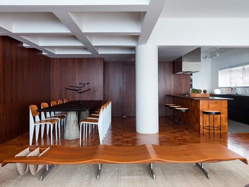 Sala e cozinha arquitetadas por Jorge Zalszupin