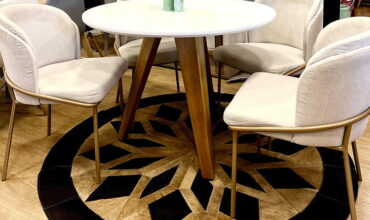 mesa de jantar branca redonda com duas cadeiras