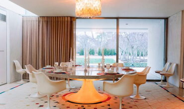 Composição com mesas e cadeiras da coleção tulipa, de Eero Saarinen