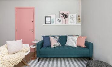 sofa azul na sala
