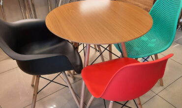 cadeiras eames em mesa redonda de madeira