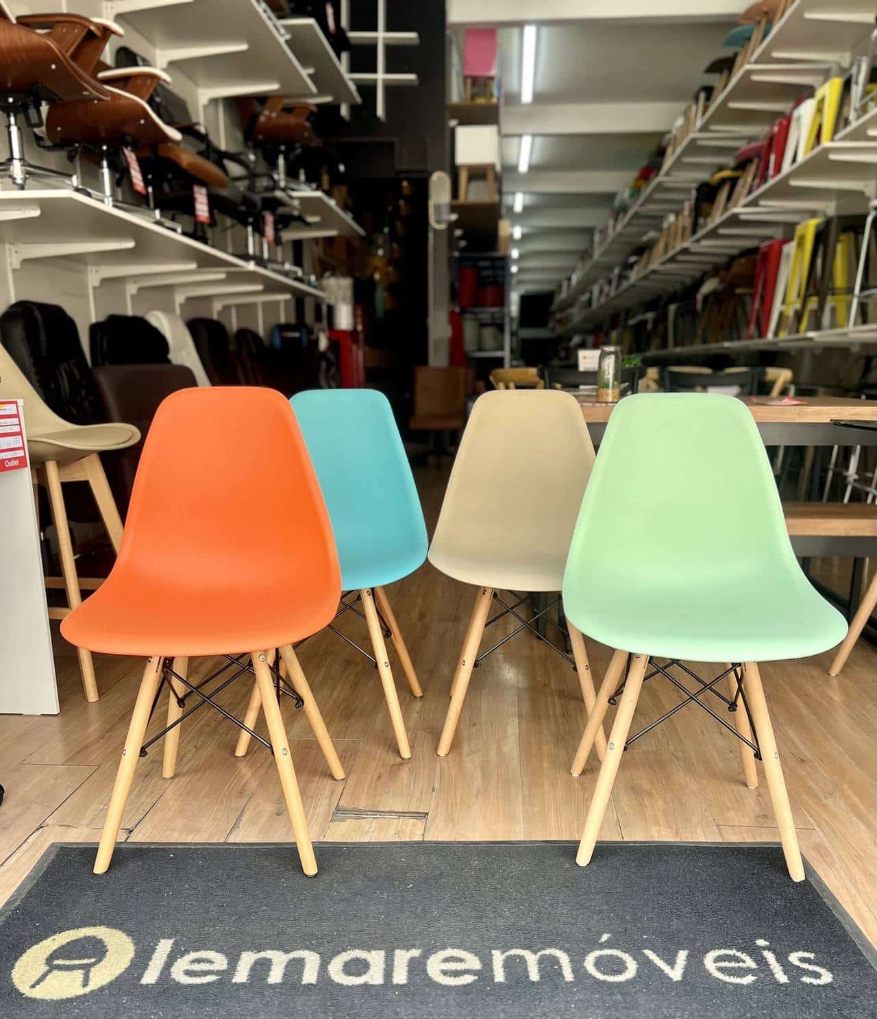 cadeiras eames coloridas no show room da lemare moveis