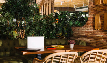 jardim de inverno em uma casa estilo rústico