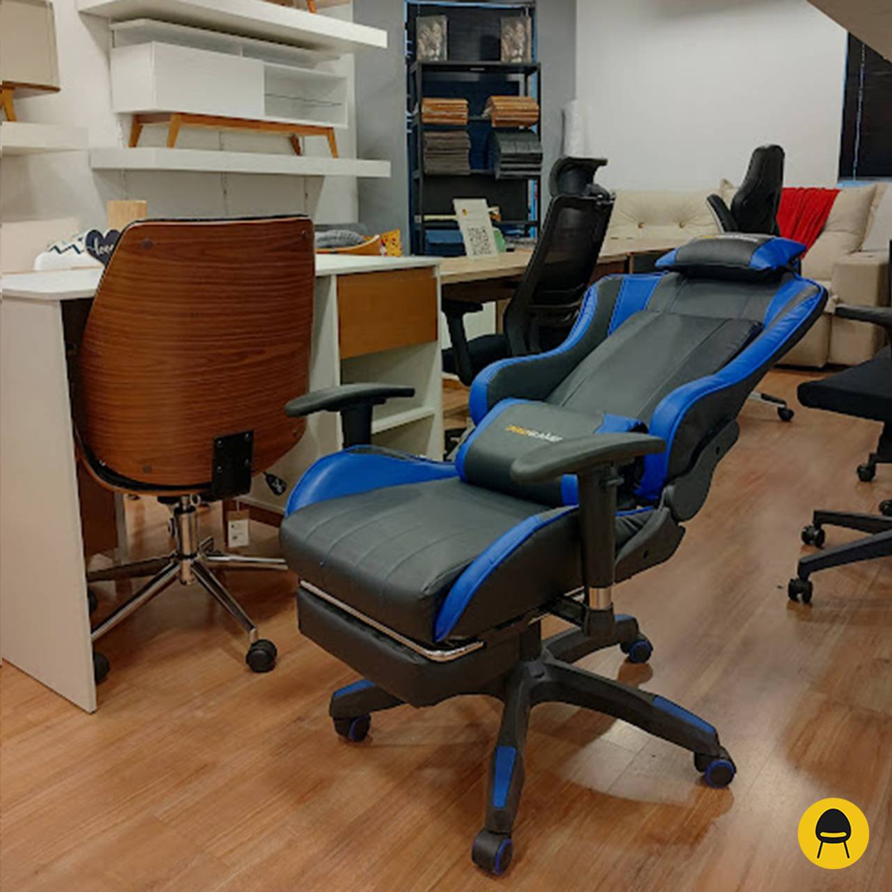 cadeira gamer azul reclinada