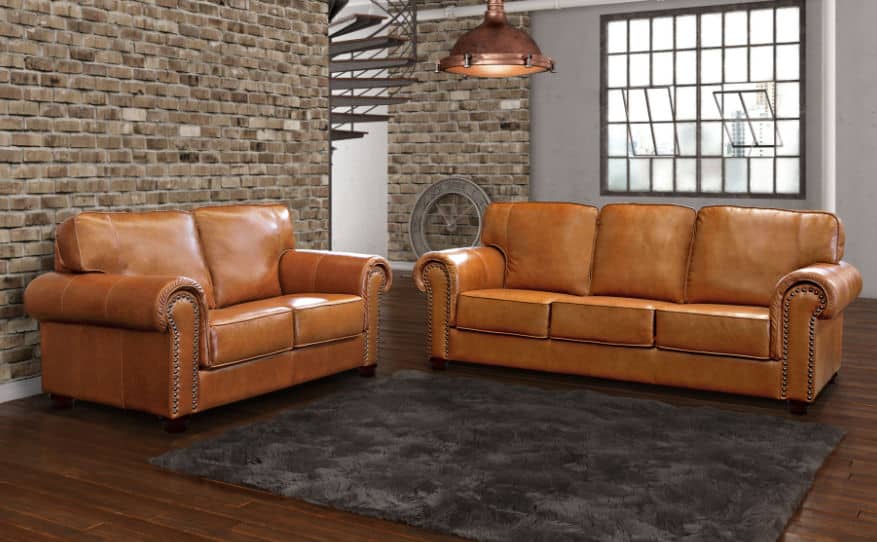 conjunto de sofás em couro sintético em uma sala estilo industrial