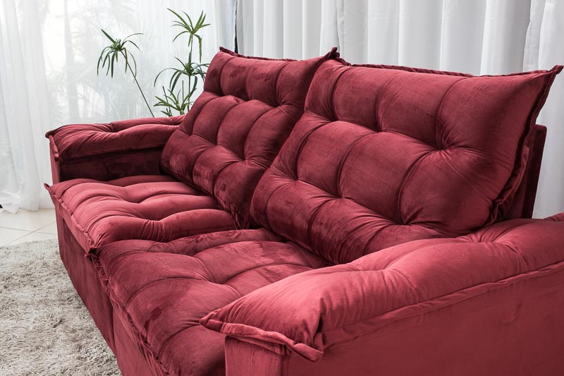 Sofá reclinável em veludo marsala 