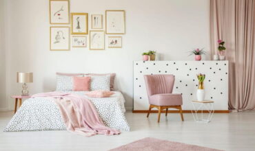 imagem de quarto feminino com poltrona rosa