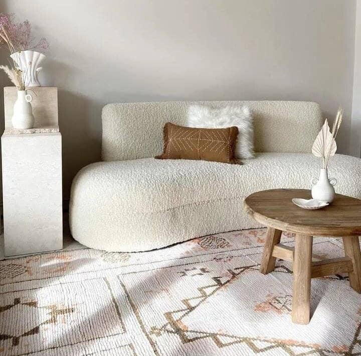 Sofá moderno e mesa de centro em sala de estar aconchegante