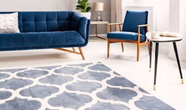 sala de estar retrô com tapete azul e branco