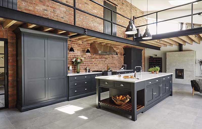 cozinha-estilo-industrial-com-móveis-no-tom-preto-parede-de-tijolos