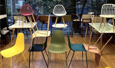 Diversas cadeiras design expostas na loja