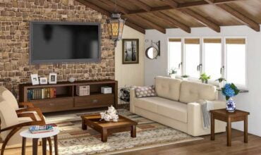 sala-rustica-com-parede-de-rijolos-televisão-pendurada-na-parede-rack-e-mesa-de-centro-em-madeira-escura-poltrona-e-sofá-bege-mesa-lateral-em-madeira-escura-com-vaso-de-planta-azul-encima