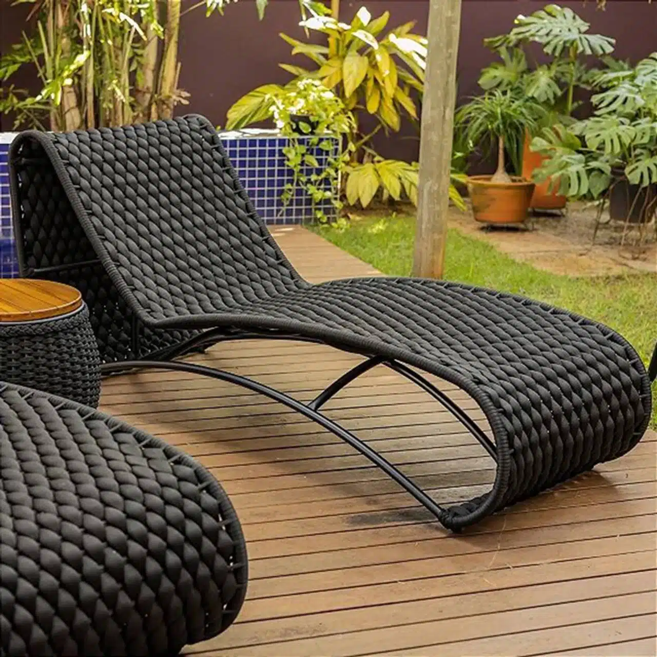 espreguiçadeira-marrom-exposta-num-deck-marrom-em-um-jardim
