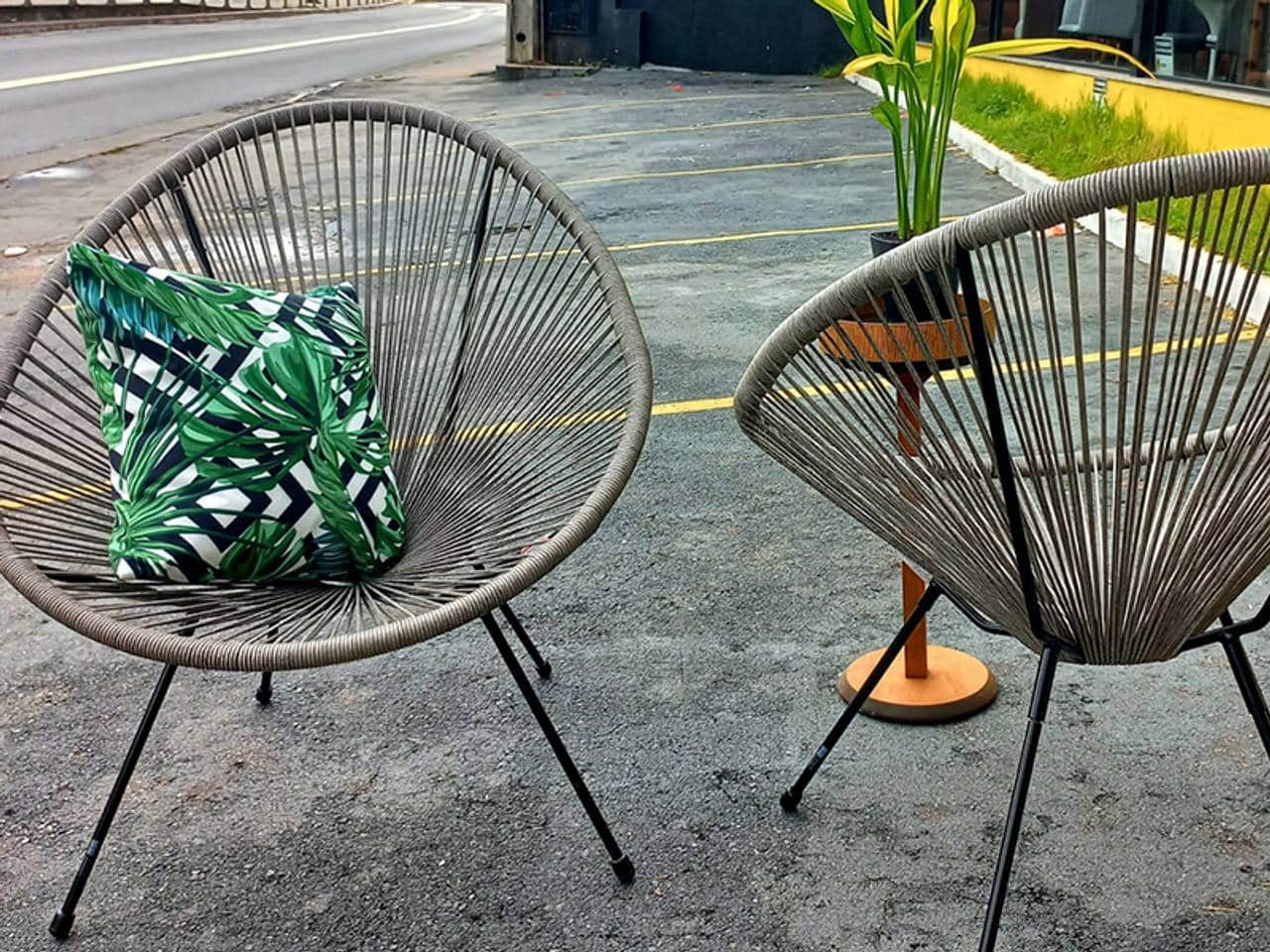 cadeira-acapulco-cinza-expostas-enfrente-nossa-loja-com-uma-almofada-estampada-encima