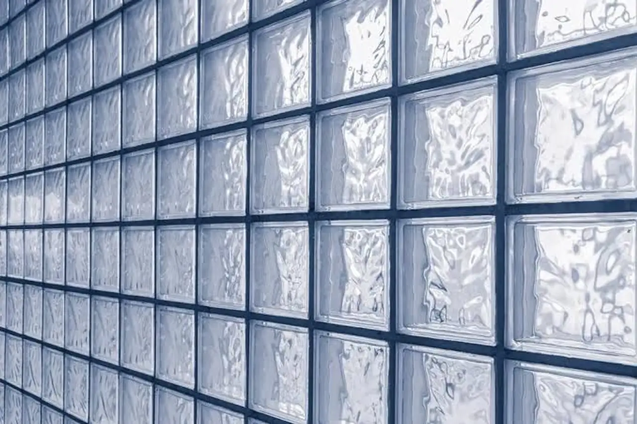 parede fechada com cobogós de vidro