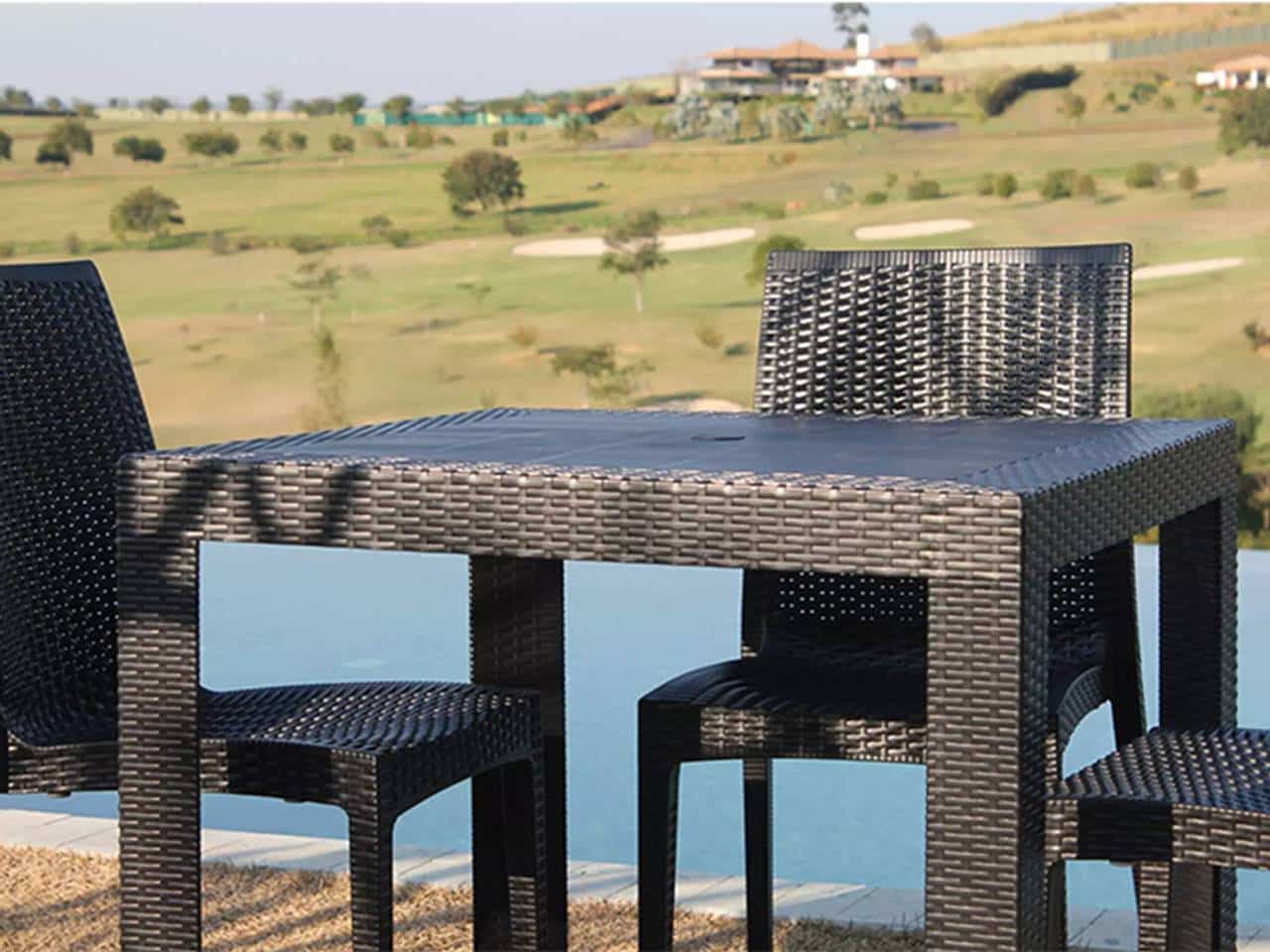 conjunto-de-mesa-e-cadeira-ibiza-marrom-expostas-ao-ar-livre