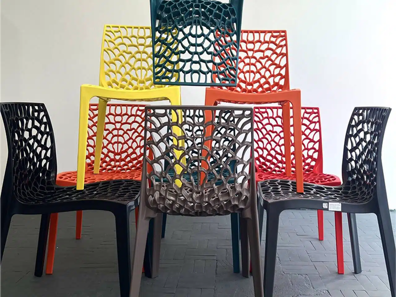 cadeiras-gruvyer-coloridas-nos-tons-amarelo-preto-marrom-laranja-vermelho-e-verde