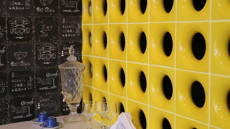 cantinho do café com uma parede de cobogó de ceramica amarela
