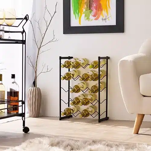 adega de vinho pequena ao lado de um vaso branco em uma sala