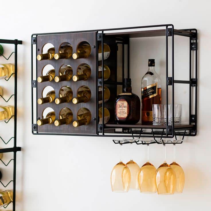 adega de parede com vinhos e taças penduradas