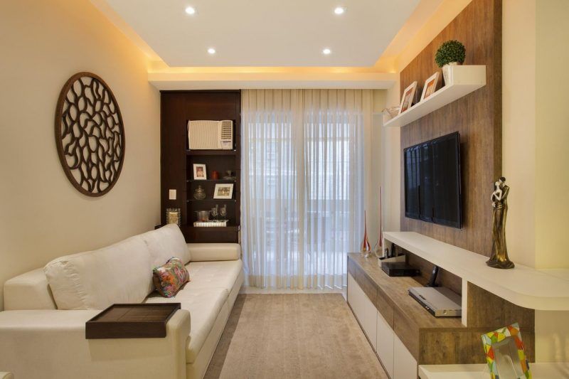 decoracao sala de estar pequena com uma parede clean e um sofá branco