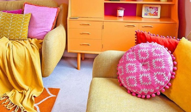 quarto amarelo com o estilo Dopamine Decor