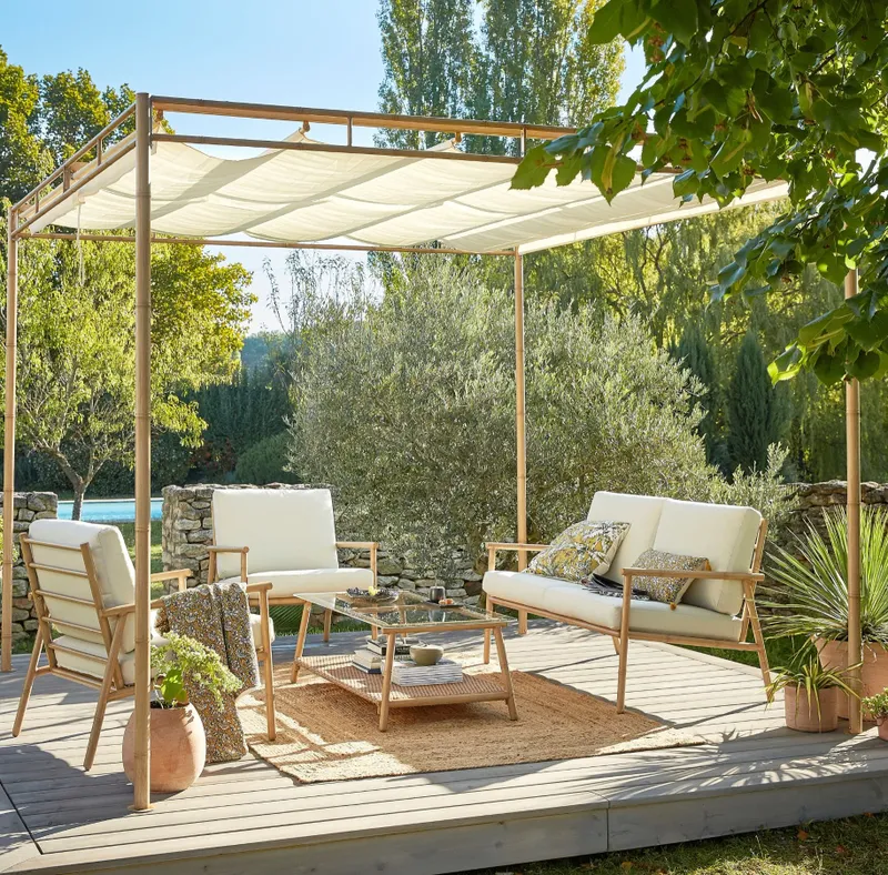 area externa com conjunto para jardim bambu e pergolado bege