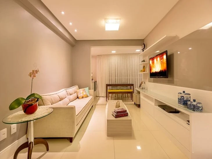 sala bem iluminada com uma decoração minimalista e parede creme