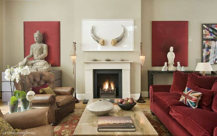 sala com estilo rústico decorada com detalhes marsala e uma parede na cor creme