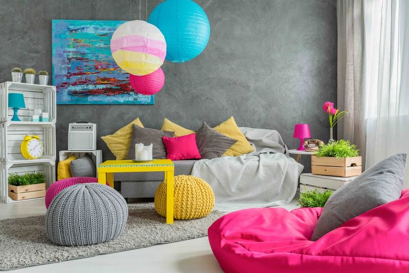 quarto decorado com balões extravagantes no estilo Dopamine Decor