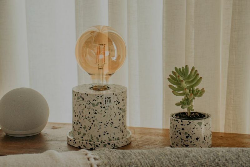 vasos de granilite na decoração da mesa lateral da sala 