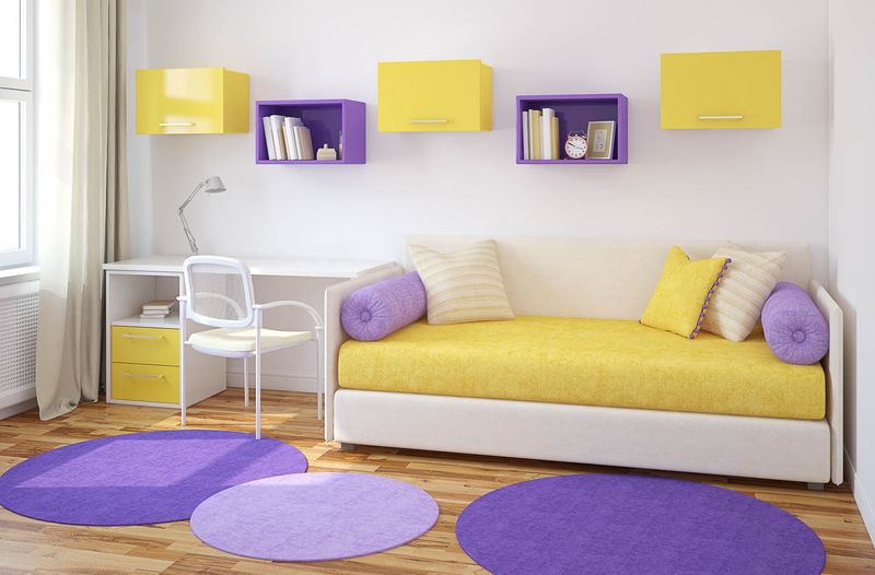 quarto infantil com decoracao em amarelo e roxo
