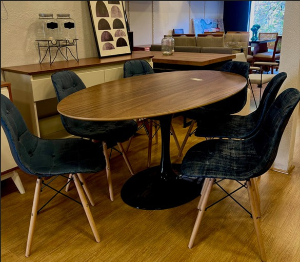 mesa saarinen combina com cadeiras eames na cor preta